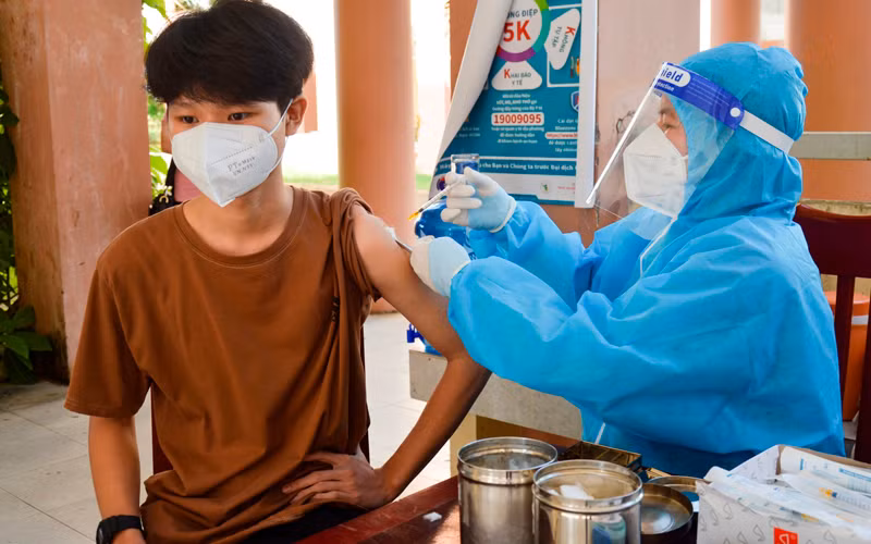 Tiêm vaccine cho học sinh tại Trường trung học phổ thông Đỗ Công Tường (thành phố Cao Lãnh, Đồng Tháp).