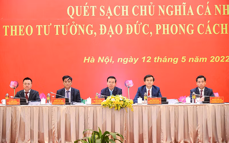 Các đồng chí chủ trì hội thảo. (Ảnh THÀNH ÐẠT) 