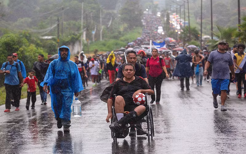 Đoàn người di cư tại Tapachula, Mexico, hướng tới biên giới giáp Mỹ, ngày 6/6. (Ảnh: Reuters)