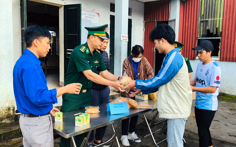 Cán bộ chiến sĩ Đồn Biên phòng Dào San hỗ trợ xuất ăn sáng miễn phí cho thi sinh tại điểm thi Dào San.
