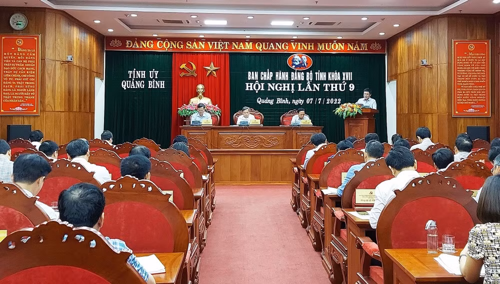 Quang cảnh hội nghị lần thứ 9 của Ban Chấp hành Đảng bộ tỉnh Quảng Bình.