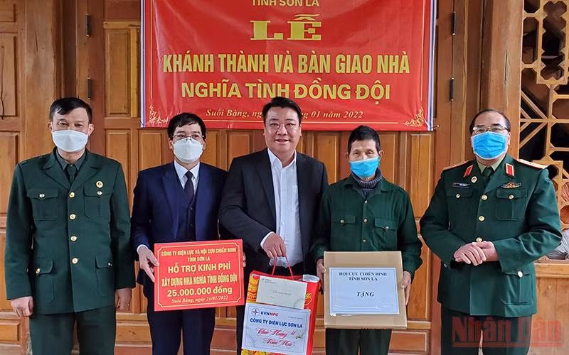 Trao biển bàn giao nhà tình nghĩa đồng đội cho gia đình ông Mùi Văn Tuần.