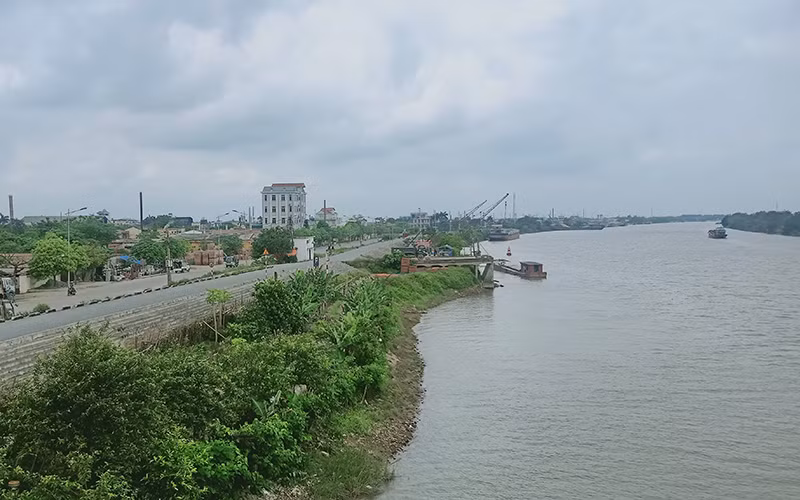 Gần 4 nghìn tỷ đồng để thực hiện việc di dời cơ sở sản xuất, trụ sở cơ quan đơn vị và các hộ dân hai bên sông Trà Lý (thành phố Thái Bình). (Ảnh: MAI TÚ)