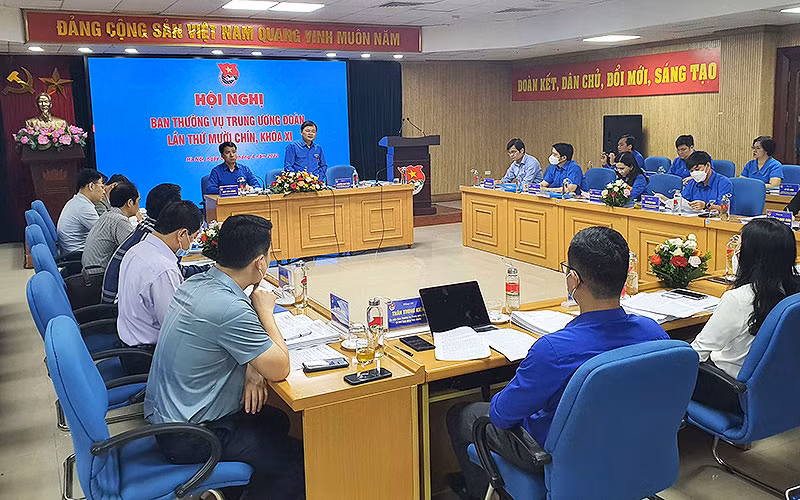 Đồng chí Nguyễn Anh Tuấn phát biểu ý kiến tại hội nghị.