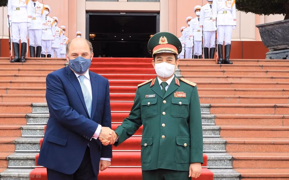 Bộ trưởng Quốc phòng Phan Văn Giang đón Bộ trưởng Quốc phòng Liên hiệp Vương quốc Anh và Bắc Ireland Robert Ben Lobban Wallace, ngày 22/7/2021. (Ảnh: Trọng Đức/TTXVN)