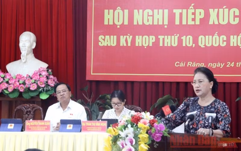 Chủ tịch Quốc hội Nguyễn Thị Kim Ngân phát biểu với cử tri quận Cái Răng, TP Cần Thơ.