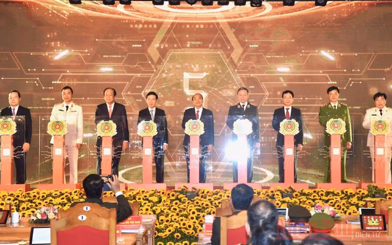Các đại biểu nhấn nút khai trương Hệ thống cơ sở dữ liệu quốc gia về dân cư và Hệ thống sản xuất, cấp, quản lý căn cước công dân. (Ảnh: Trần Hải)
