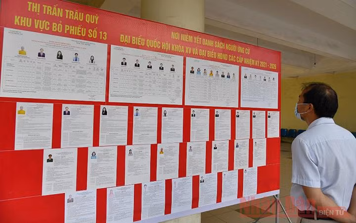 Thông tin của các ứng viên tại khu vực bỏ phiếu số 13 (Thị trấn Trâu Quỳ, huyện Gia Lâm, Hà Nội) (Ảnh minh họa: Duy Linh).