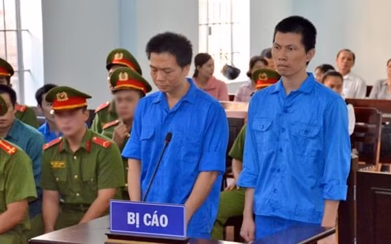 Lê Minh Sơn (trái) nguyên là cán bộ công an và Võ Ngọc Thiện tại phiên tòa xét xử vụ án “Lạm dụng chức vụ, quyền hạn chiếm đoạt tài sản”.