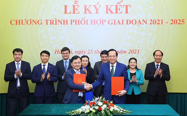 Đại diện lãnh đạo hai cơ quan ký Chương trình phối hợp giai đoạn 2021-2025 (Ảnh: Molisa).