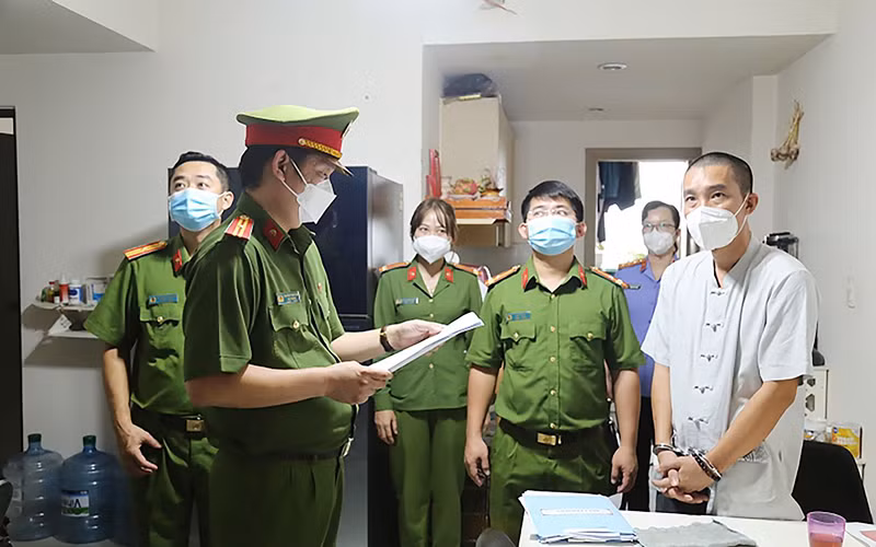 Thi hành lệnh bắt giam Giám đốc Công ty CP Xây dựng thương mại dịch vụ Phước Điền (Dĩ An, Bình Dương). (Ảnh MÃ HẢI)