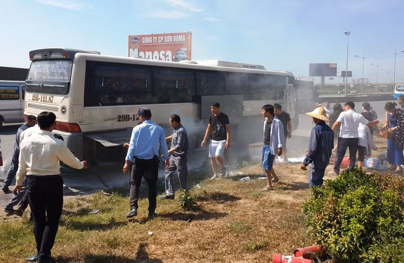 Kịp thời dập tắt vụ cháy xe khách -0