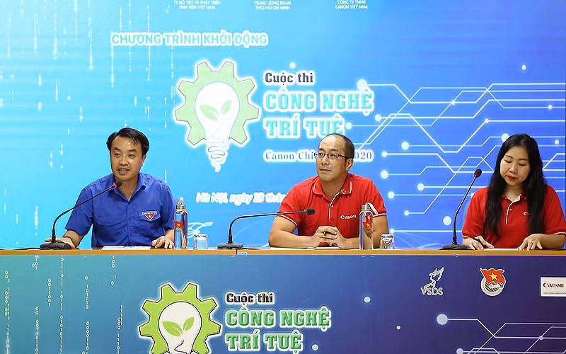 Các thành viên Ban Tổ chức cung cấp thông tin đến các thí sinh tại chương trình phát động cuộc thi.