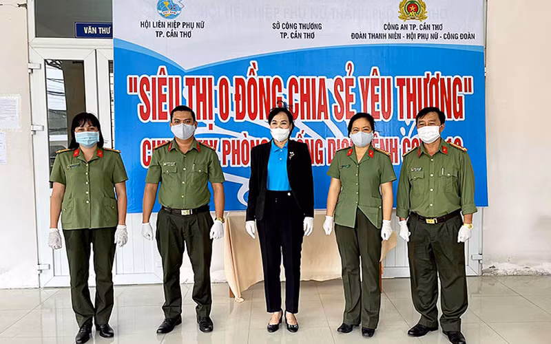 Đại diện Ban Tổ chức Chương trình “Siêu thị không đồng – Chia sẻ yêu thương” tại lễ khánh thành “Siêu thị”.