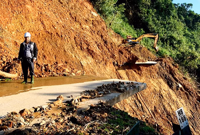 Thi công nối lại đoạn dài gần 30 m bị lũ cắt đứt trên đường Hồ Chí Minh nhánh tây, qua xã Hướng Lập (Hướng Hóa).