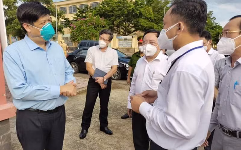 Bộ trưởng kiểm tra công tác phòng, chống dịch. (Ảnh: Bộ Y tế)