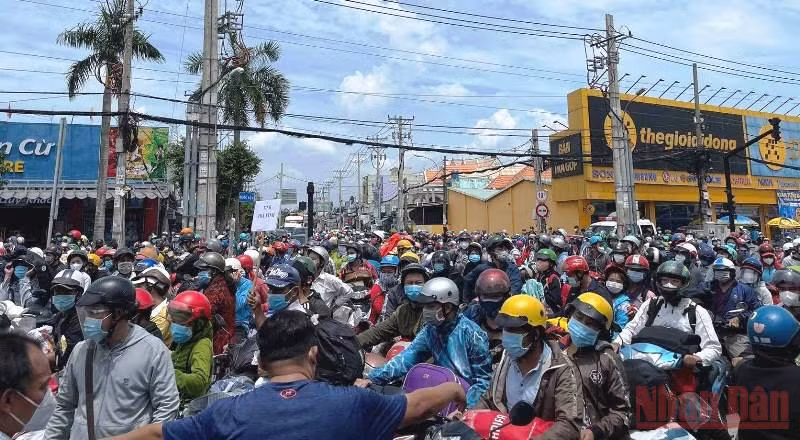 Người dân nhiều tỉnh, thành miền Tây lưu thông về quê trên quốc lộ 1 sáng 1/10.