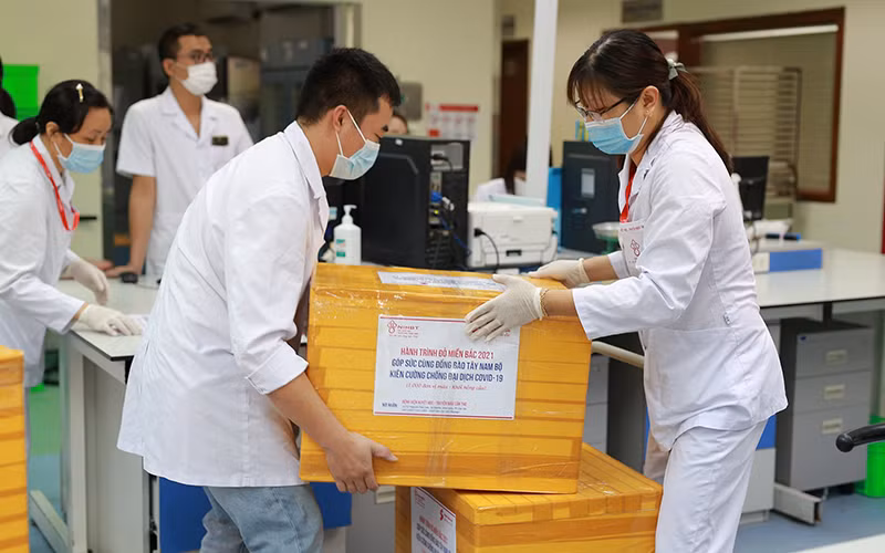 1.000 đơn vị máu được vận chuyển tới Cần Thơ hôm nay, chi viện cho Tây Nam bộ.
