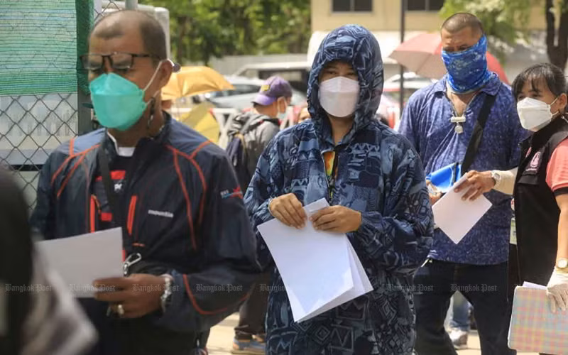 Người dân Thái Lan xếp hàng để xét nghiệm Covid-19 tại Bangkok, hôm 7/7. (Ảnh: Bangkok Post)