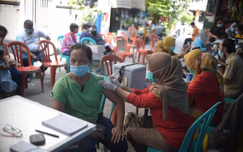 Tiêm vaccine phòng Covid-19 cho người dân tại Jakarta, Indonesia, ngày 10/5/2021. (Ảnh: Xinhua)
