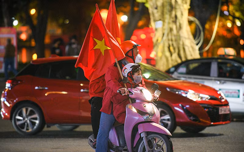 Người hâm mộ vui mừng sau chiến thắng của đội tuyển Việt Nam (Ảnh: Thành Đạt).