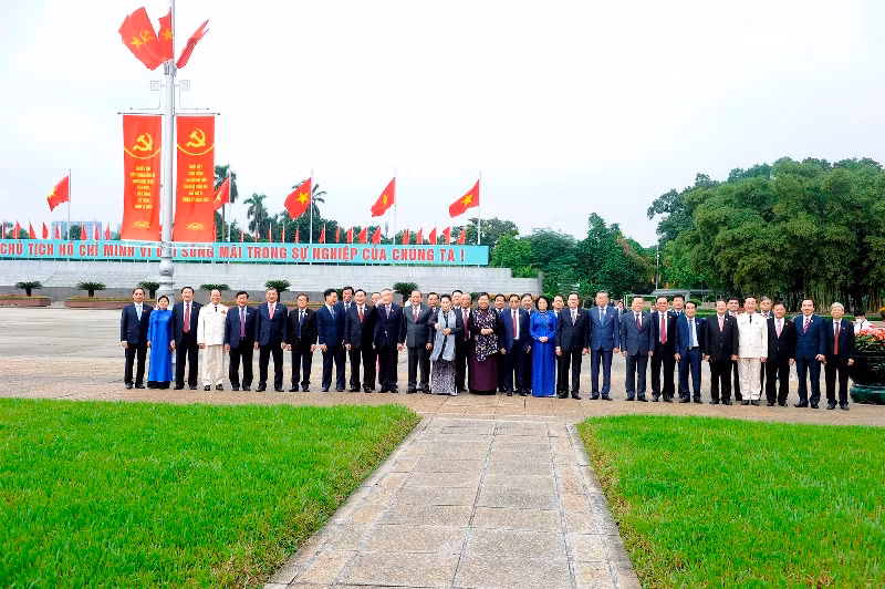 Lãnh đạo Đảng, Nhà nước và đại biểu Quốc hội vào Lăng viếng Chủ tịch Hồ Chí Minh -1