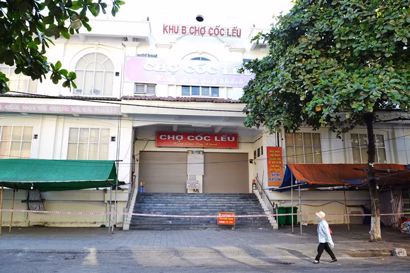 Lực lượng chức năng thực hiện phong tỏa khu B, chợ Cốc Lếu, thành phố Lào Cai. 