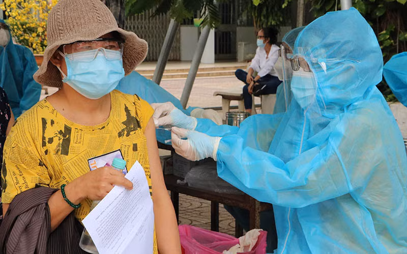Tiêm vaccine ngừa Covid-19 cho người dân ở TP Biên Hòa, tỉnh Đồng Nai.