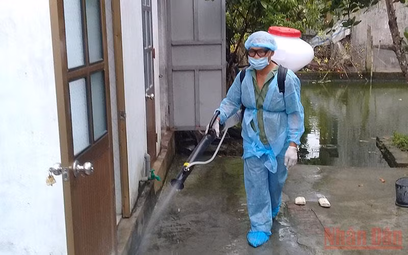 Phun khử khuẩn môi trường tại nơi phát sinh ca bệnh sốt xuất huyết tại xã Thụy Quỳnh, huyện Thái Thụy, tỉnh Thái Bình.