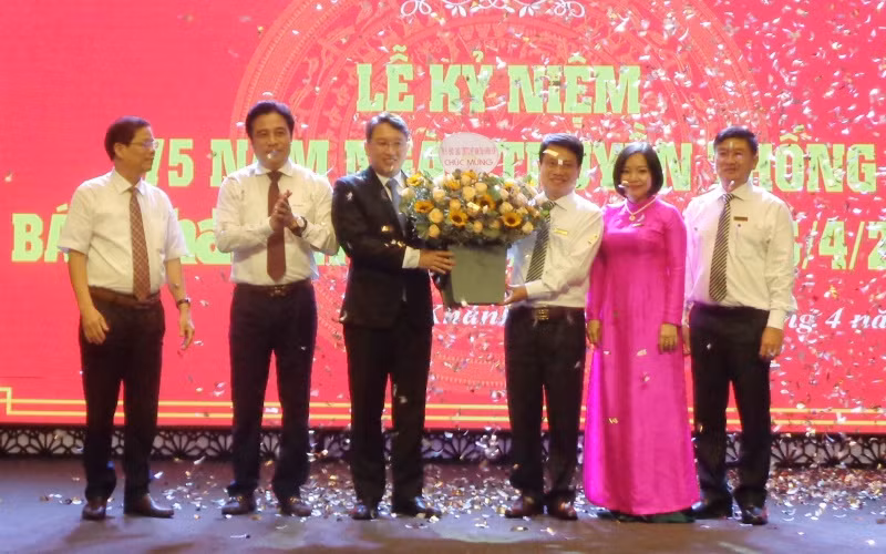 Thường trực Tỉnh ủy Khánh Hòa tặng hoa, chúc mừng 75 năm Ngày truyền thống Báo Khánh Hòa. (Ảnh: PHONG NGUYÊN)
