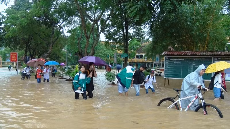 Sân trường THCS Bắc Kạn biến thành “ao”. 