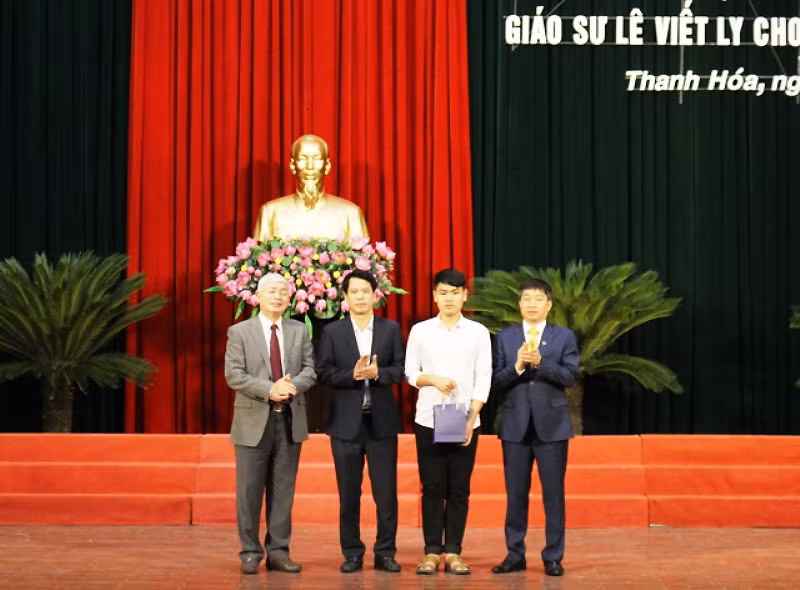 Trao học bổng cho tân sinh viên Trường Đại học Y Thái Bình Ngô Minh Hiếu.