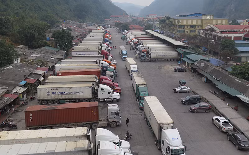 Các xe trở hàng nông sản tồn tại cửa khẩu Tân Thanh, huyện Văn Lãng (Lạng Sơn).