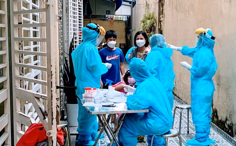 Các cơ quan chức năng khẩn trương phong tỏa, truy vết, lấy mẫu xét nghiệm các trường hợp liên quan ca bệnh.