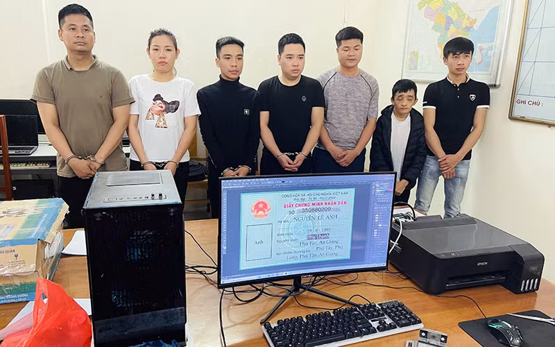 Các đối tượng làm giả giấy tờ cá nhân của người khác để vay tiền, chiếm đoạt tài sản của công ty tài chính bị Công an TP Thanh Hóa bắt giữ. Ảnh: Công an tỉnh Thanh Hóa 