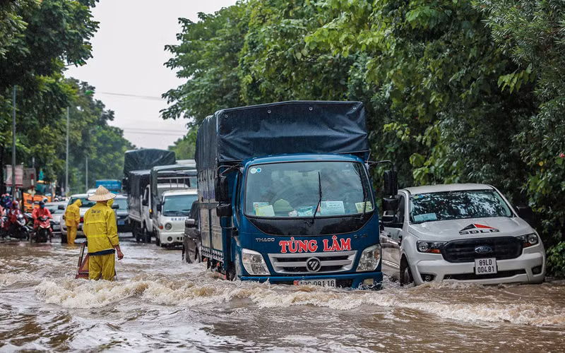 Đại lộ Thăng Long (Hà Nội) úng ngập kéo dài -0