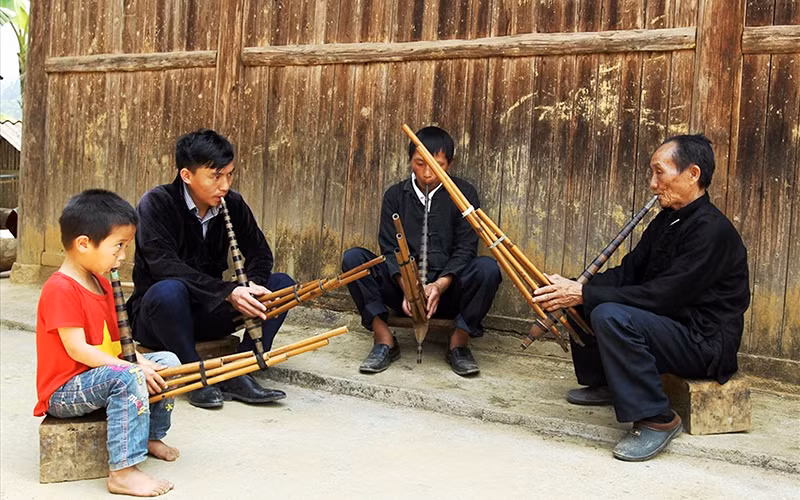 Nghệ nhân ưu tú Thào A Dín truyền dạy khèn H’Mông cho lớp trẻ.