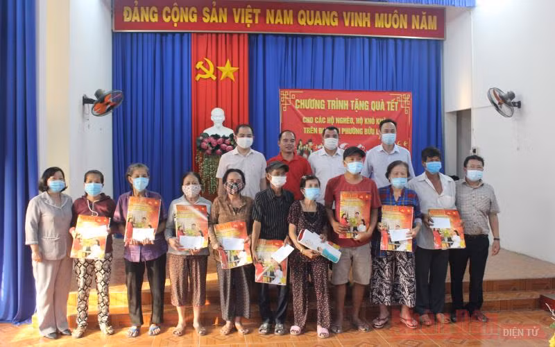 Trao quà và ấn phẩm báo Xuân Nhân Dân cho các hộ dân có hoàn cảnh khó khăn ở phường Bửu Long.