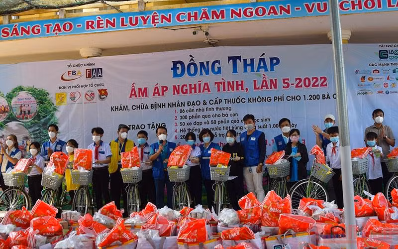 Đại diện nhà tài trợ cùng Bí thư Huyện ủy Tháp Mười Nguyễn Văn Vũ Minh, Chủ tịch UBND huyện Trần Thị Quý trao tặng xe đạp cho học sinh. (Ảnh: HỮU NGHĨA)