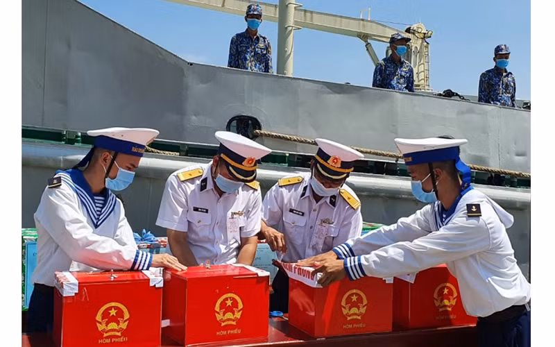 Vũng Tàu tổ chức bầu cử sớm cho các lực lượng làm nhiệm vụ trên biển. Ảnh: Nguyễn Nam.