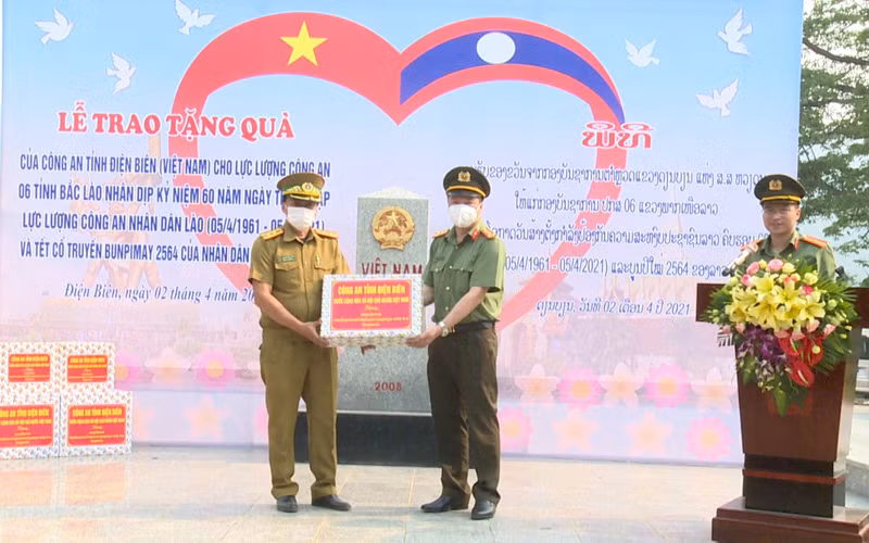 Lãnh đạo Công an tỉnh Điện Biên trao máy tính tặng Công an các tỉnh bắc Lào.