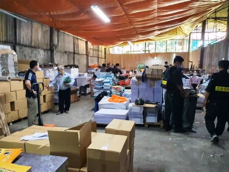 Bên trong kho sách lậu bị cơ quan điều tra phát hiện.