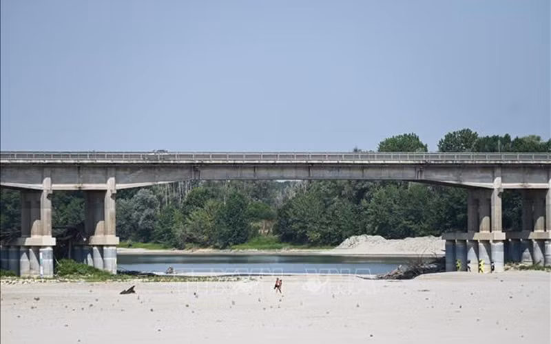 Sông Po ở Boretto, đông bắc Parma, Italy, khô cạn do hạn hán ngày 15/6/2022. (Ảnh: AFP/TTXVN)