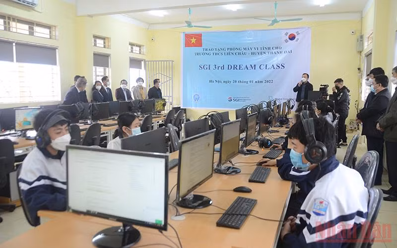 Quang cảnh lễ trao tặng phòng học máy tính tại trường THCS Liên Châu.