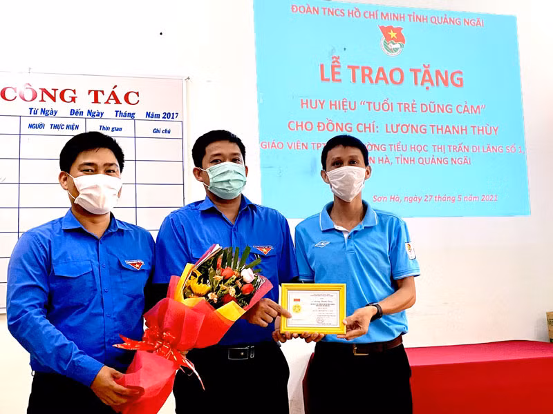 Trao Huy hiệu "Tuổi trẻ dũng cảm" tặng Tổng phụ trách đội Lương Thanh Thùy. 