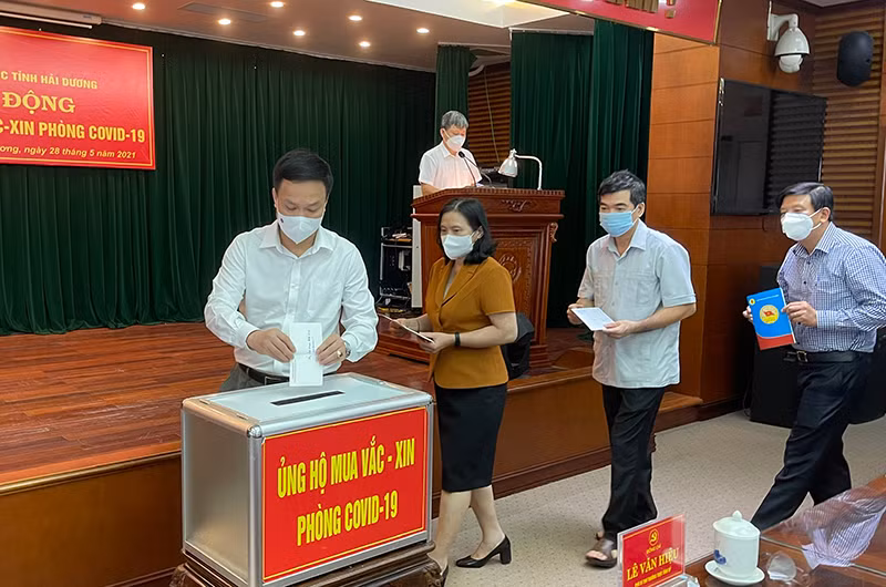 Các đồng chí lãnh đạo tỉnh Hải Dương ủng hộ quỹ vaccine của tỉnh.