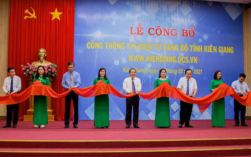 Cắt băng khai trương Cổng thông tin điện tử Đảng bộ tỉnh Kiên Giang.