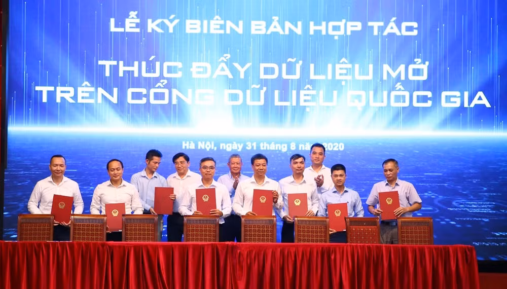 Đại diện các đơn vị thuộc Bộ TT-TT, Bộ Tài nguyên và Môi trường, Bộ Khoa học và Công nghệ, Bộ Y tế, Bộ Giáo dục và Đào tạo, Bảo hiểm xã hội Việt Nam, Đại học Quốc gia Hà Nội, Tổng công ty Bưu điện Việt Nam ký biên bản hợp tác về thúc đẩy dữ liệu mở và đồng hành trong việc xây dựng và triển khai hoàn thiện Cổng dữ liệu quốc gia. 