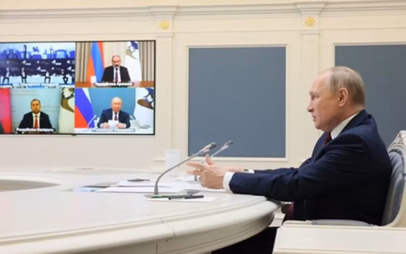 Tổng thống Nga Vladimir Putin (phải) tham dự trực tuyến Diễn đàn Kinh tế Á-Âu được tổ chức ở Bishkek (Kyrgyzstan), ngày 26/5/2022. (Ảnh: AFP/TTXVN)