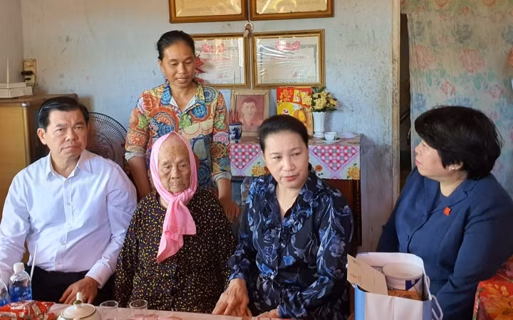 Chủ tịch Quốc hội Nguyễn Thị Kim Ngân thăm, tặng quà Mẹ Việt Nam Anh hùng Võ Thị Vĩ (ở thị trấn Đất Đỏ, huyện Đất Đỏ).